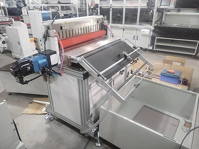 Automatic roll-to-sheet cutter